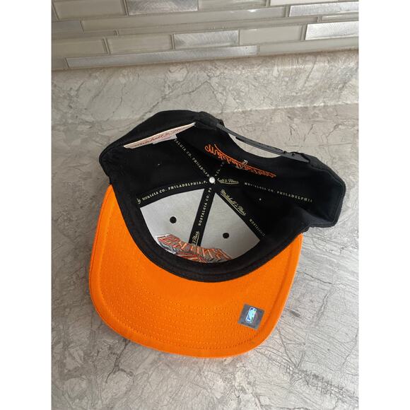 New York Knicks Mitchell & Ness NBA Snapback Hat - Picture 7 of 9